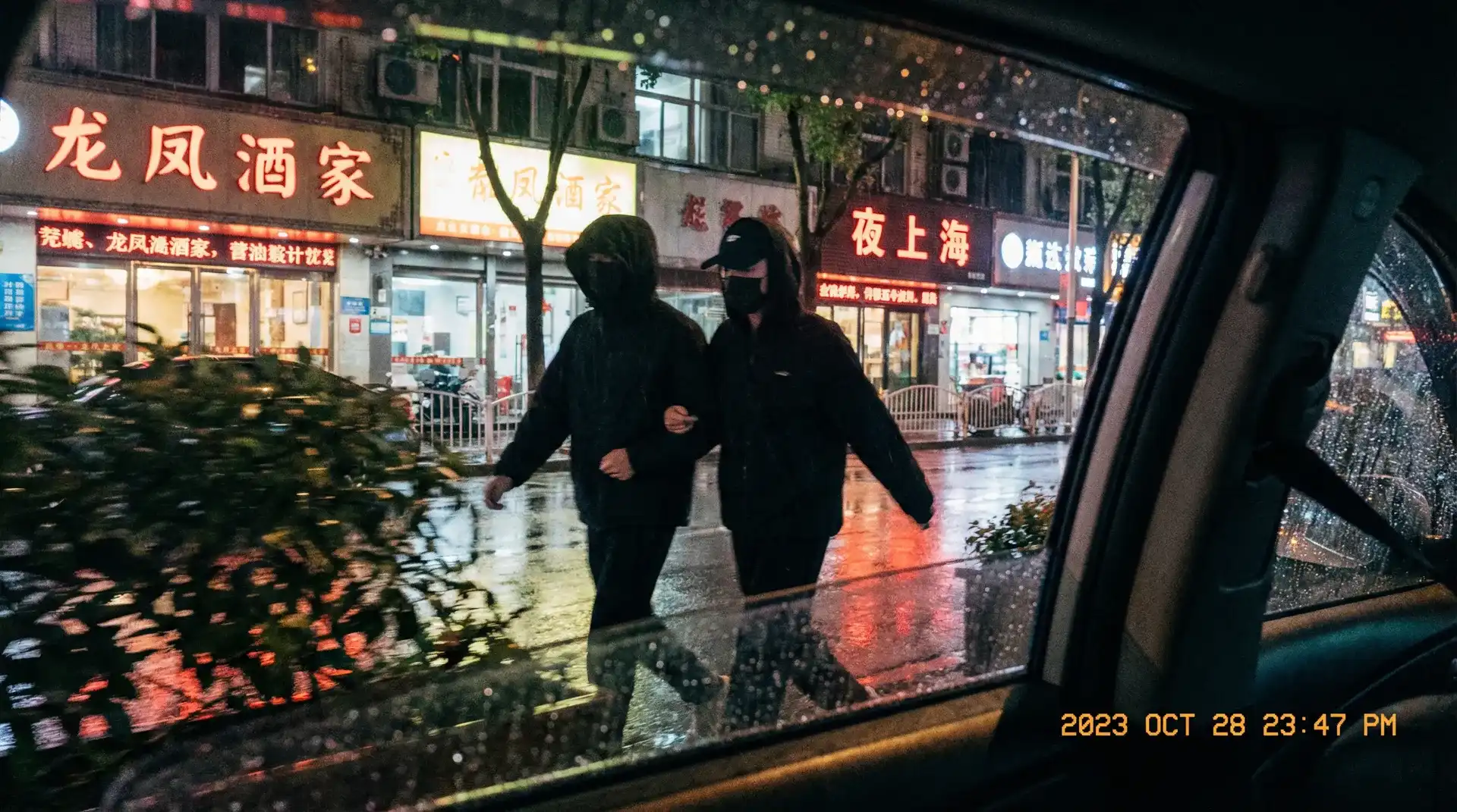 51吃瓜网 - 持续更新推荐，发现更多相关内容 - 顶流明星深夜密会现场抓拍照片
